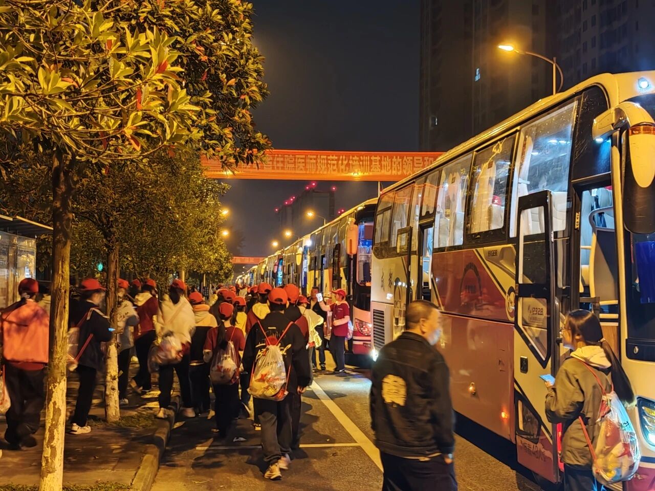 DG视讯长运圆满完成2025成都马拉松运输保障任务