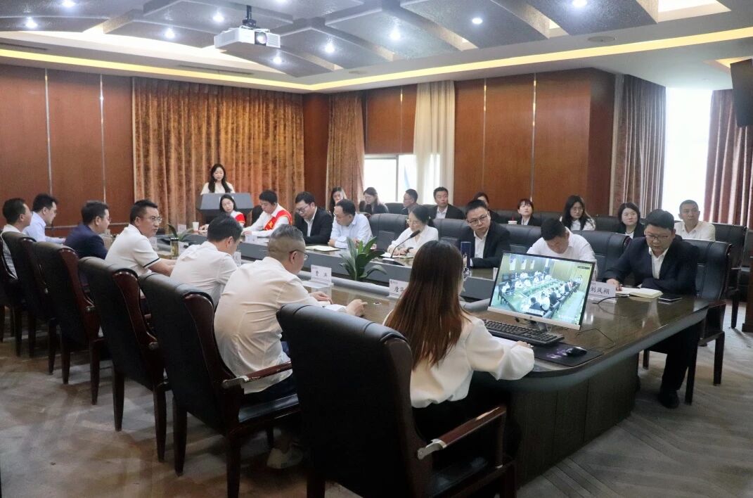 礼赞劳动者，奋斗新征程